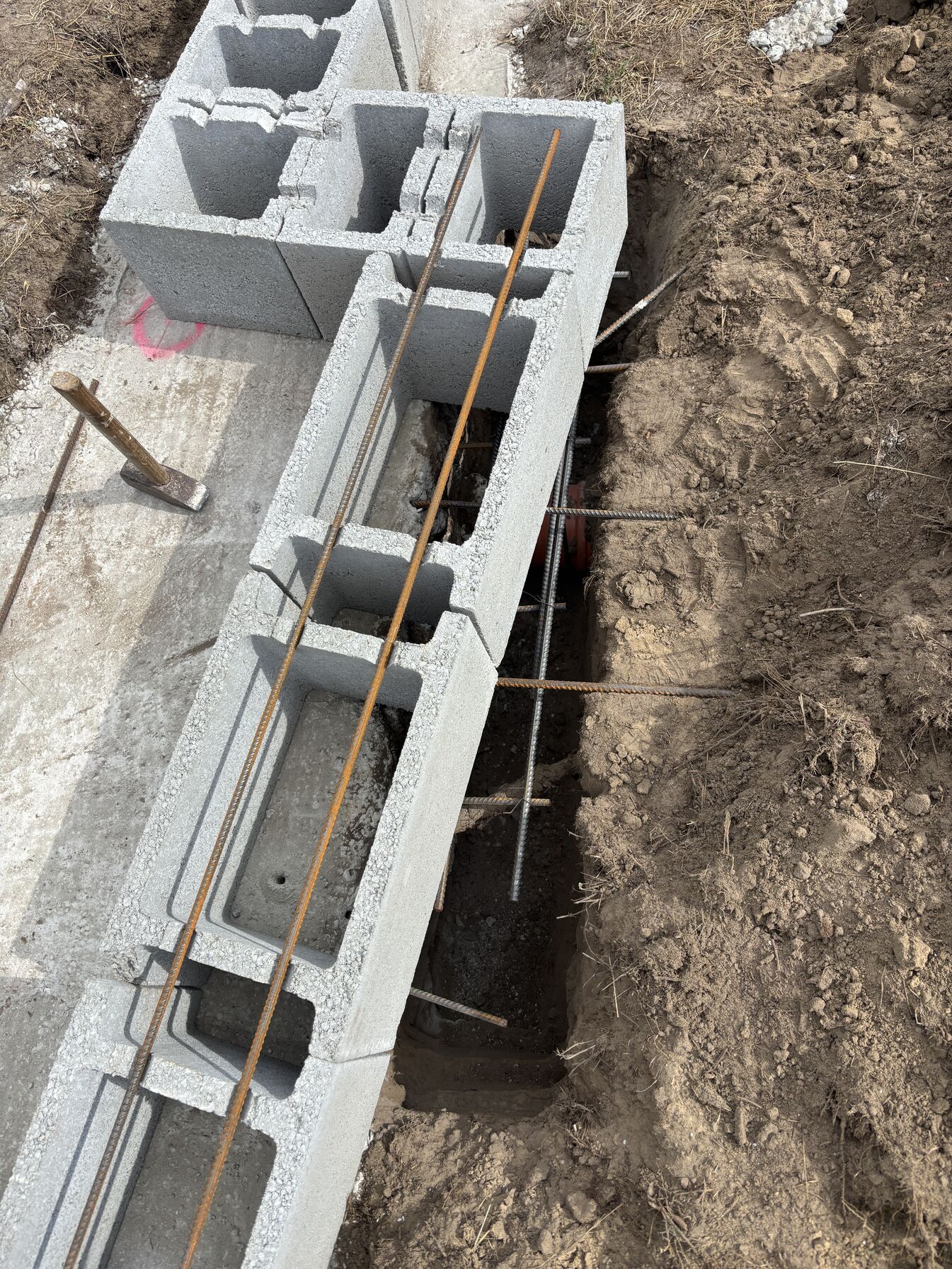 Zsalukőfal és feltárt alaptest betonozás előtt