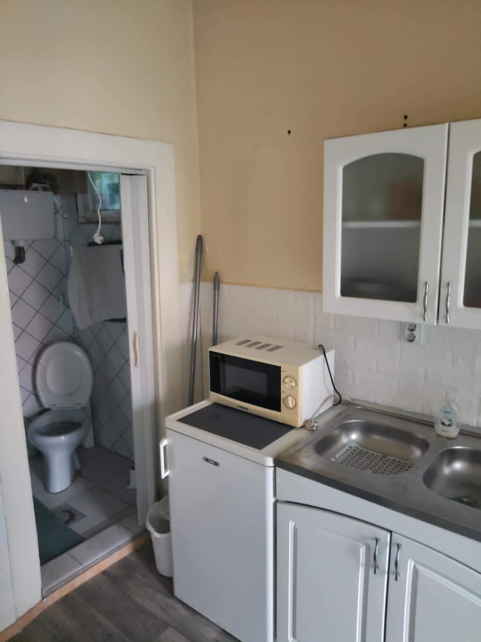 Régi konyhai rész és WC egy átalakítás előtt álló házrészben